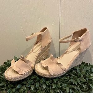 Marc Fisher Kickoff Wedge Espadrille Ruffle Sandal Size 9 Neutral Beige Color